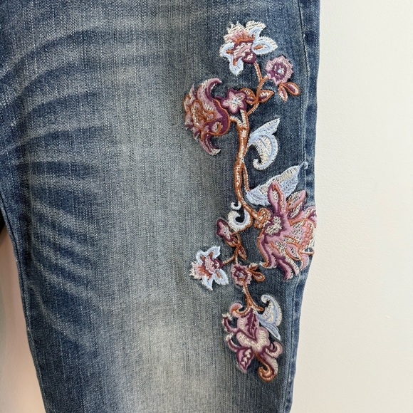 WHBM Straight Crop Jeans Size 10 Denim Floral Embroidered Cropped Raw Edge NWT - Picture 3 of 13